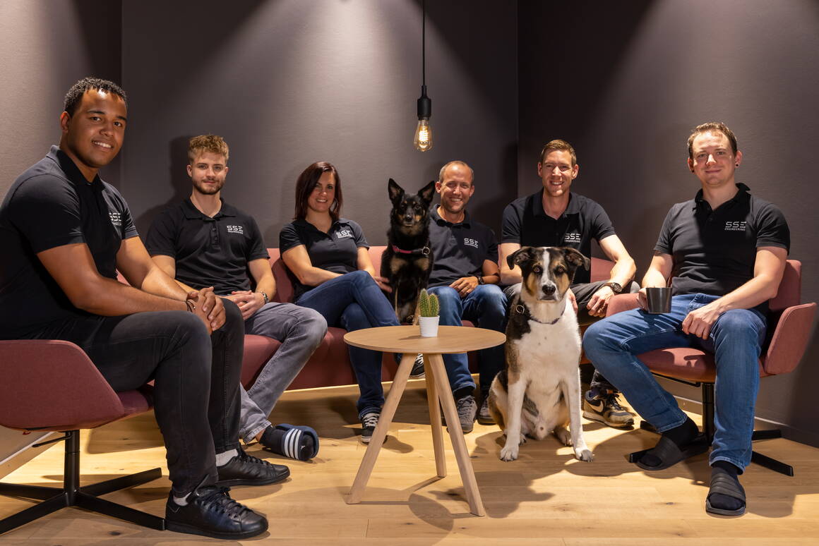 Teamspirit in Cafeteria mit Bürohund