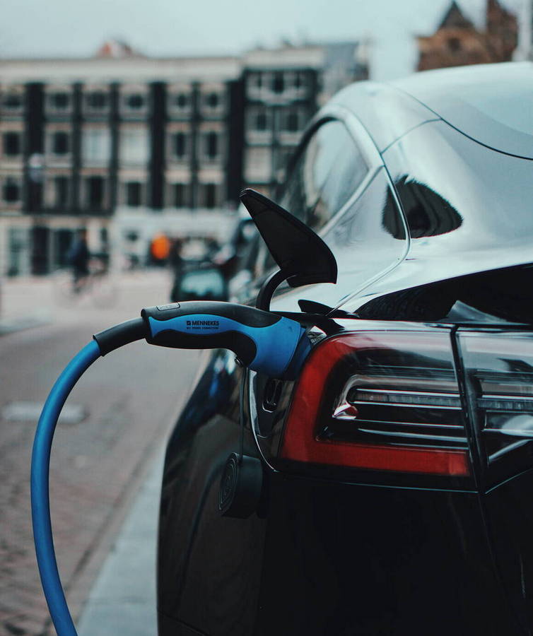 Elektroauto am Ladekabel Elektroauto wird aufgeladen