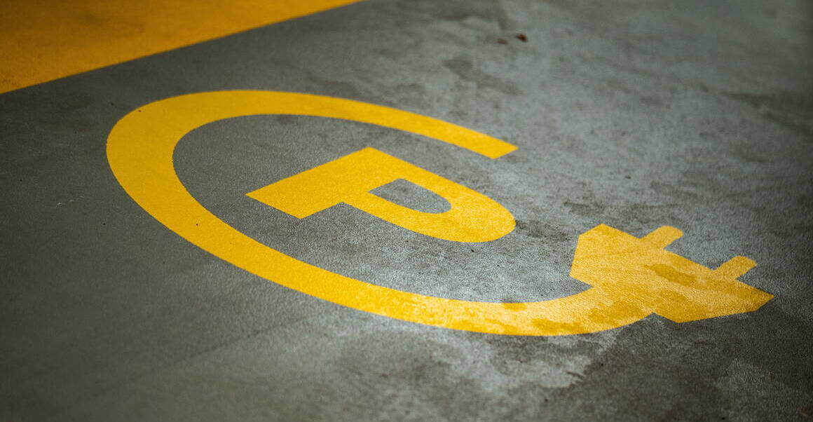 Symbolbild für E-Mobilität Parkplatz für ein Elektrofahrzeug